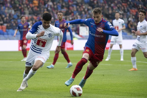 Luzerns Mohamed Draeger, links, im Kampf um den Ball gegen Basels Sebastiano Esposito, rechts, im Fussball Meisterschaftsspiel der Super League zwischen dem FC Basel 1893 und dem FC Luzern im Stadion  ...