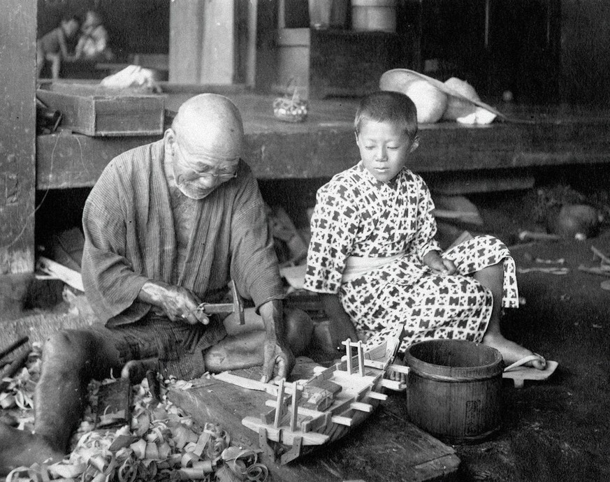 Ein Spielzeugschiff-Bauer in Japan, 1920.