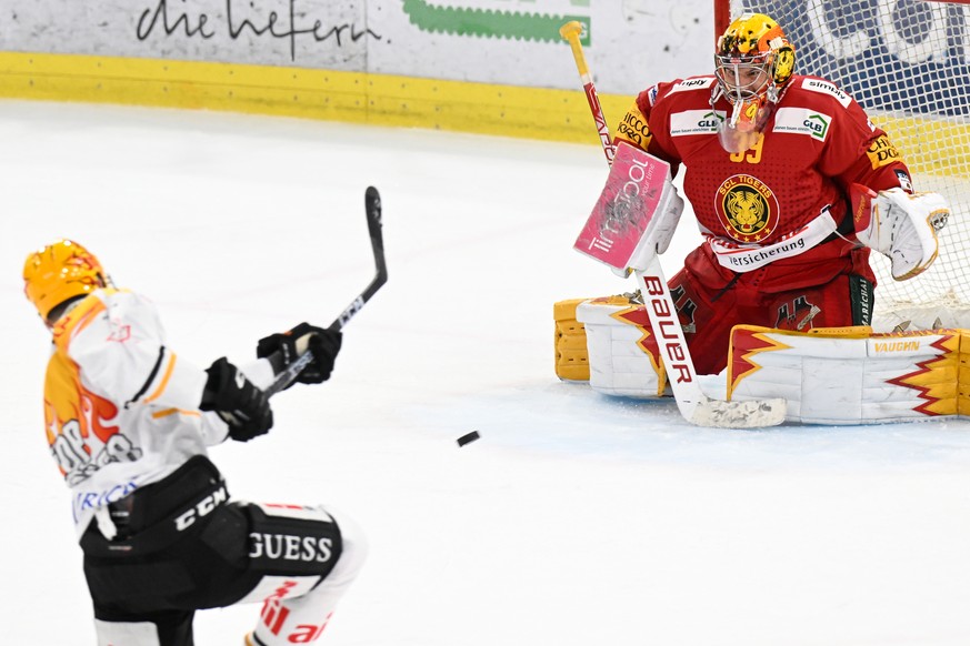 Tigers goaltender Luca Bolchauser, right, is beaten by Lugano Postfinance's top scorer Calvin Theuerkauf, to make the score 0:4, during the National League ice hockey playoffs between the SCL Tigers and H...