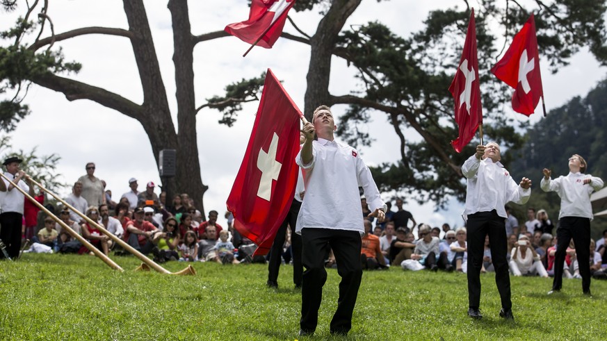 Fahnenschwinger bei der 1. August Bundesfeier auf der Ruetliwiese am Montag, 1. August 2016. (KEYSTONE/Alexandra Wey)