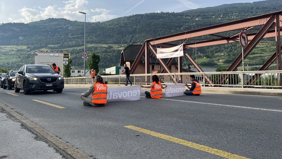 Aktivistinnen und Aktivisten von Renovate Switzerland blockieren die Rhonebrücke in Sion.