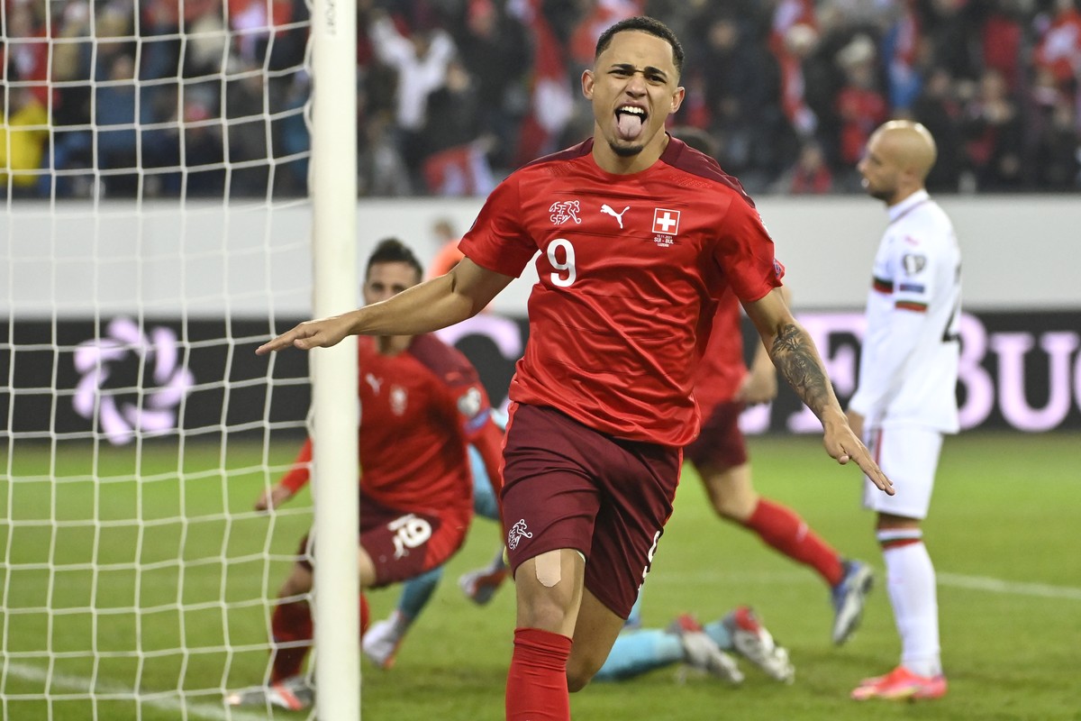 epa09584083 Switzerland's Noah Okafor celebrates after scoring the 1-0 lead during the FIFA World Cup 2022 group C qualifying soccer match between Switzerland and Bulgaria in Lucerne, Switzerland ...