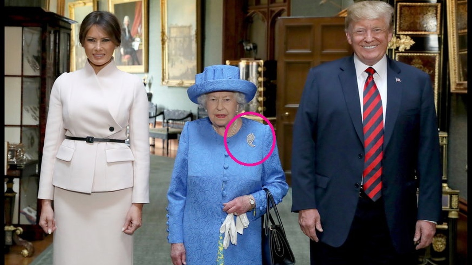 Mit dieser und weiteren Broschen trollte die Queen den amerikanischen Präsidenten.