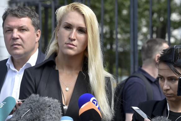Anastasia Wassiljewa am 29. Juli 2019 vor der Presse, nachdem Nawalny nach einem mutmasslichen Giftangriff aus dem Spital entlassen wurde.