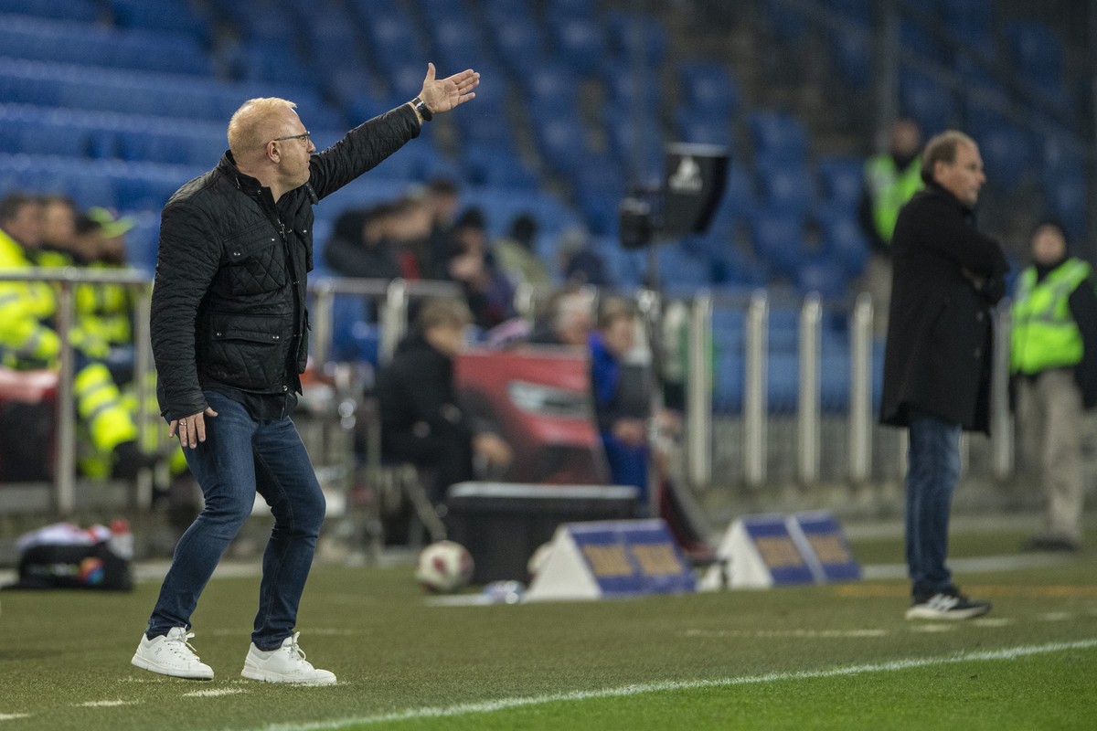 Die Trainer von Basel, Heiko Vogel, links, und Alain Geiger, rechts, von Servette beim Super League Meisterschaftsspiel zwischen dem FC Basel und dem Servette FC vom Sonntag, 19. Februar 2023 in Basel ...