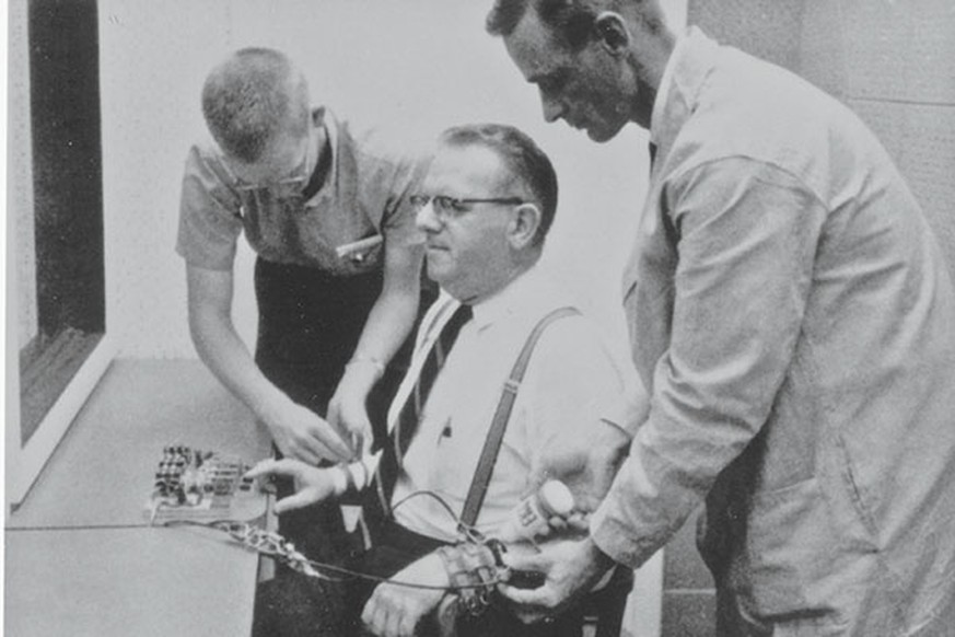 Befehlen blind gehorchen: Das bahnbrechende Milgram-Experiment.&nbsp;