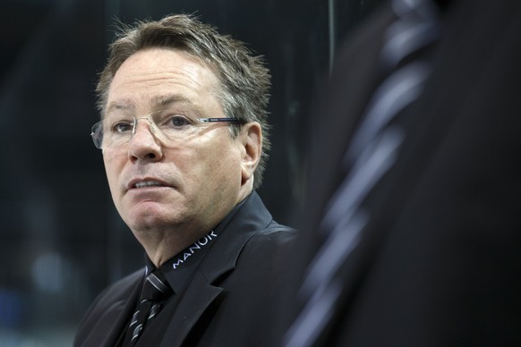 Geneve-Servette&#039;s Head coach Chris McSorley looks on his players, during the game of National League A (NLA) Swiss Championship between Geneve-Servette HC and Lausanne HC, at the ice stadium Les  ...