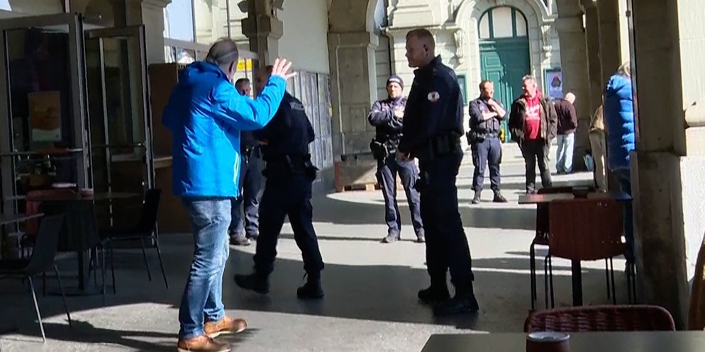 Die traditionelle «Eiertütschete» vom Ostersonntag fand heuer ein jähes Ende. Der Betreiber des Restaurants im Kornhaus duldete das bunte Treiben vor seinem Lokal nicht – und holte die Polizei. Die En ...