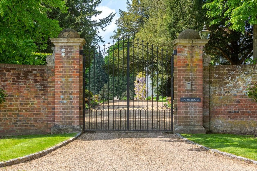 Mel B's house is for sale. 
Church Road
Little Marlow, Marlow, Buckinghamshire, SL7 3RZ
https://search.savills.com/property-detail/gbherslac210396