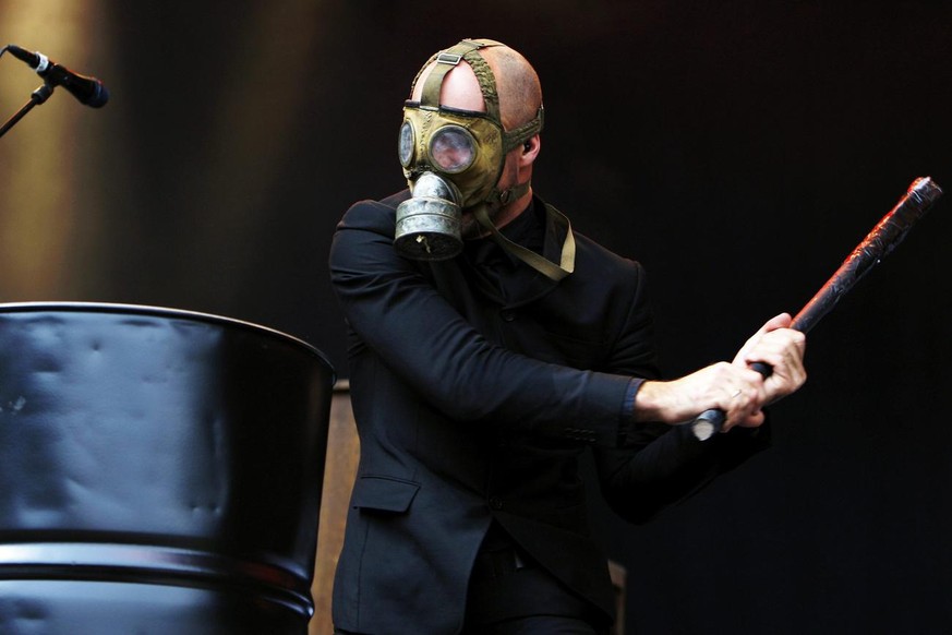A menber of Norwegian band "Kaizers Orchestra" performs on the main stage during the Gampel Open Air Festival, in Gampel, Switzerland, Sunday, August 17, 2008. (KEYSTONE/Jean-Christophe Bott ...