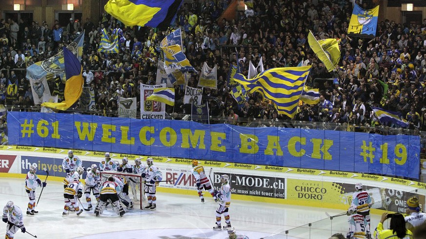 Die Davoser Fans heissen die Kanadier Rick Nash und Joe Thornton willkommen zurueck in der Davoser Eishalle, beim Eishockeyspiel der National League A zwischen dem HC Davos und den Rapperswil-Jona Lak ...