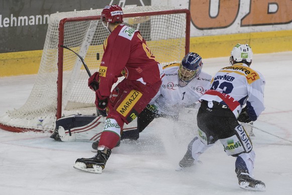 Tigers Eero Elo, links, erziehlt das 1:0, gegen Biels Goalie Jonas Hiller, Mitte, und Mauro Dufner, rechts, waehrend dem Eishockey National League A Spiel, zwischen den SCL Tigers und dem EHC Biel, am ...