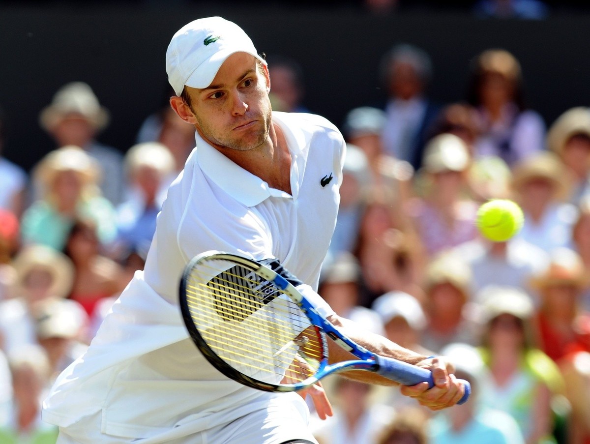 epa01783927 Andy Roddick of the US returns to Roger Federer of Switzerland during their men's singles final match for the Wimbledon Championships at the All England Lawn Tennis Club, in London, B ...