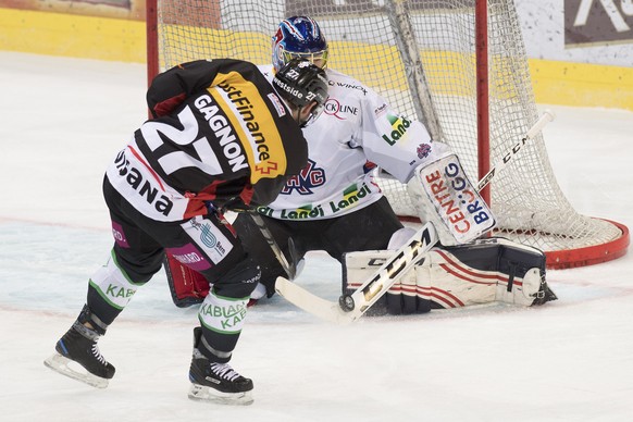 Berns Aaron Gagnon, links, im Duell mit Biels Goalie Jonas Hiller im ersten Eishockey Playoff-Viertelfinalspiel der National League A zwischen dem SC Bern und dem EHC Biel am Samstag, 4. Maerz 2017, i ...