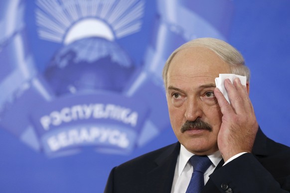 Er hat nur geschwitzt, weils heiss war: Alexander Lukaschenko bei einer Pressekonferenz&nbsp;anlässlich der Wahlen.