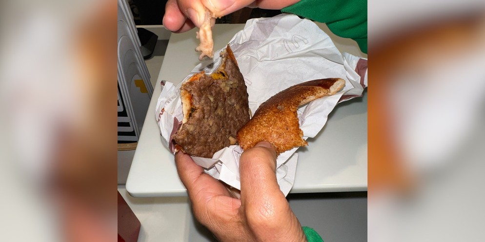 Eine McDonald's-Kundin wollten eigentlich nur etwas Kleines, Leckeres essen. Doch dann beisst eine der Frauen in einer Zürcher McDonald's-Filiale in einen Burger und findet etwas, was dort nicht hinge ...