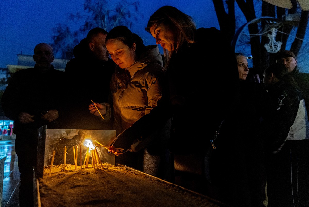 epa12641069 Families of the victims of the 2025 Kocani fire lead a candlelight vigil in solidarity with the victims of the Crans-Montana tragedy, in Kocani, North Macedonia, 10 January 2026. 40 people ...