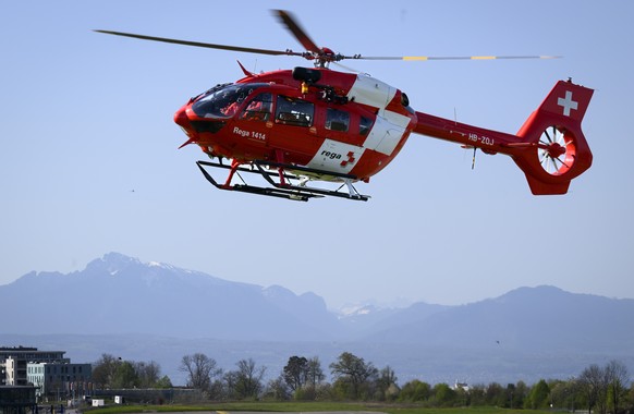 Un helicoptere Airbus Helicopters H145, HB-ZQJ, de la Garde aerienne suisse, Rega, photographie lors de son atterisage avant la conference de presse bilan 2021 ce jeudi 14 avril 2022 a la base Rega de ...