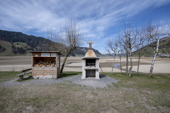 Eine oeffentliche Feuerstelle am Sihlsee bei Euthal im Kanton Schwyz wo es am Donnerstag, 16. April 2020 so trocken wie selten in den letzten Jahren. Der Wasserstand des Sihlsees ist fuer Mitte April  ...