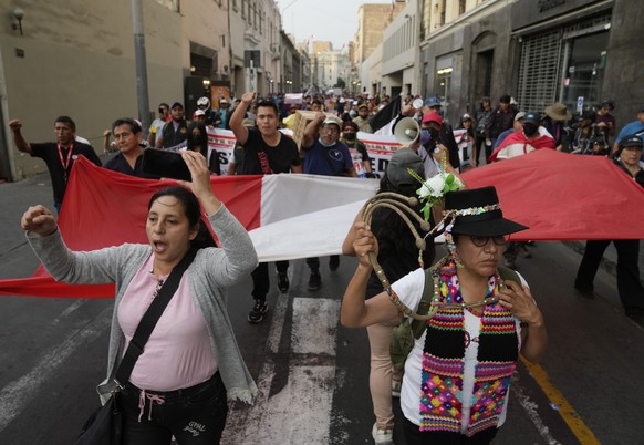Supporters of former president Pedro Castillo demonstrate in Lima, Peru, on Tuesday.  20, 2022. The Peruvian Congress on Tuesday tentatively approved a plan to call early elections in an attempt to defuse a nation…