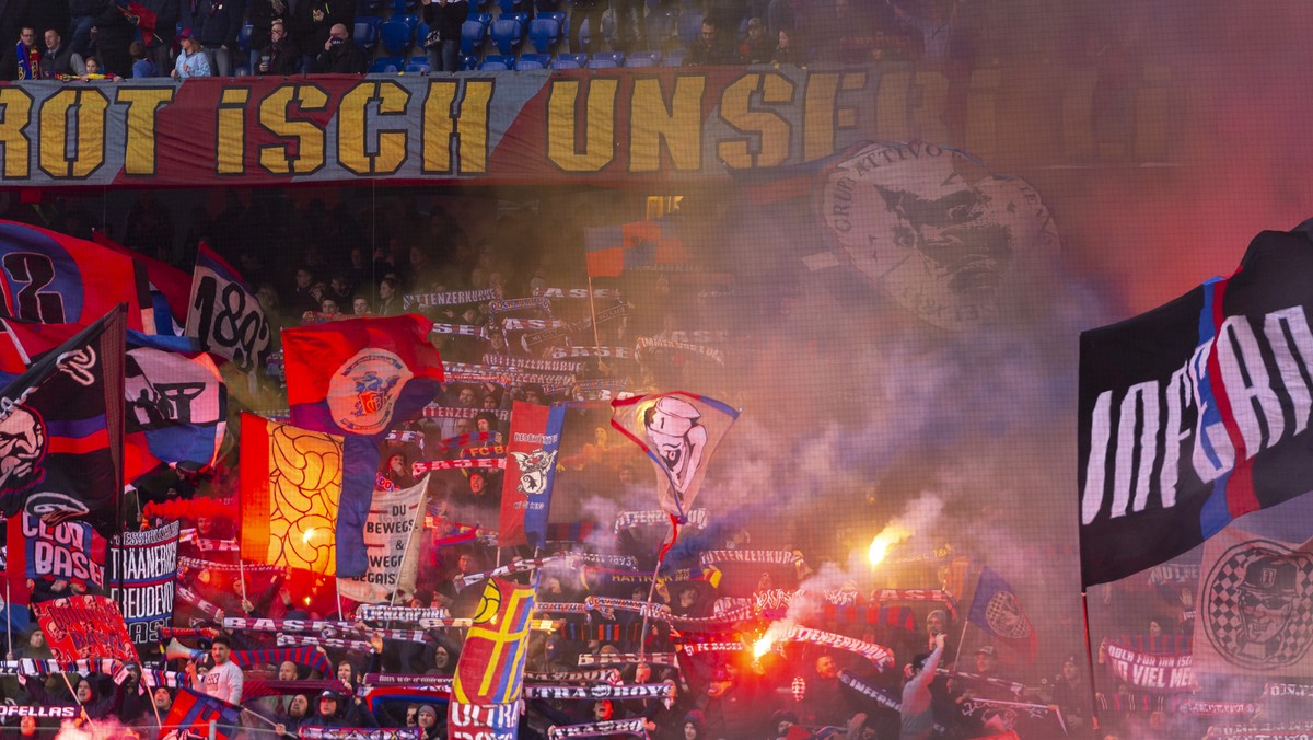 Die Basler Fans in der Muttenzerkurve begruessen die Mannschaften vor dem Fussball Meisterschaftsspiel der Super League zwischen dem FC Basel 1893 und dem FC St. Gallen 1879 im Stadion St. Jakob-Park  ...