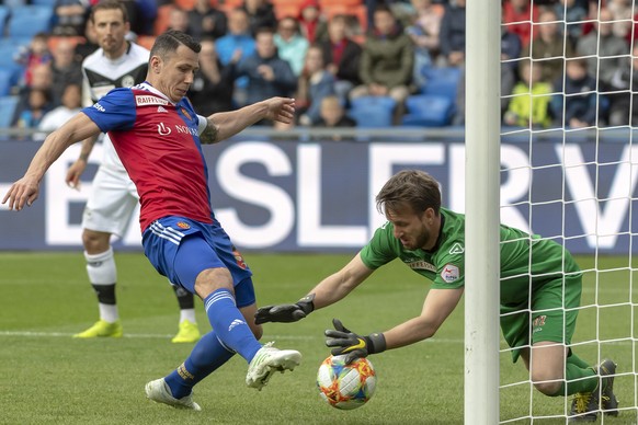 Basels Marek Suchy, links, erzielt das 1:1 gegen Luganos Torhueter David Da Costa, rechts, im Fussball Meisterschaftsspiel der Super League zwischen dem FC Basel 1893 und dem FC Lugano im Stadion St.  ...