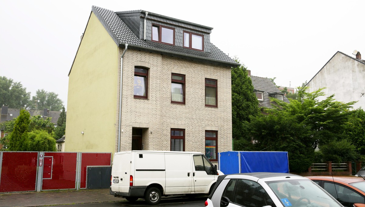 epa05655502 (FILE) A file picture dated 28 June 2016 shows the building with the suspect's rooftop apartment in Duesseldorf, Germany. The trial in the case of the Swiss boy who was freed from a h ...