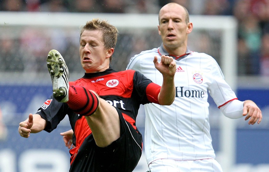Christoph Spycher spielte von 2005 bis 2010 bei Eintracht Frankfurt. Hier im Duell mit Bayerns Arjen Robben.