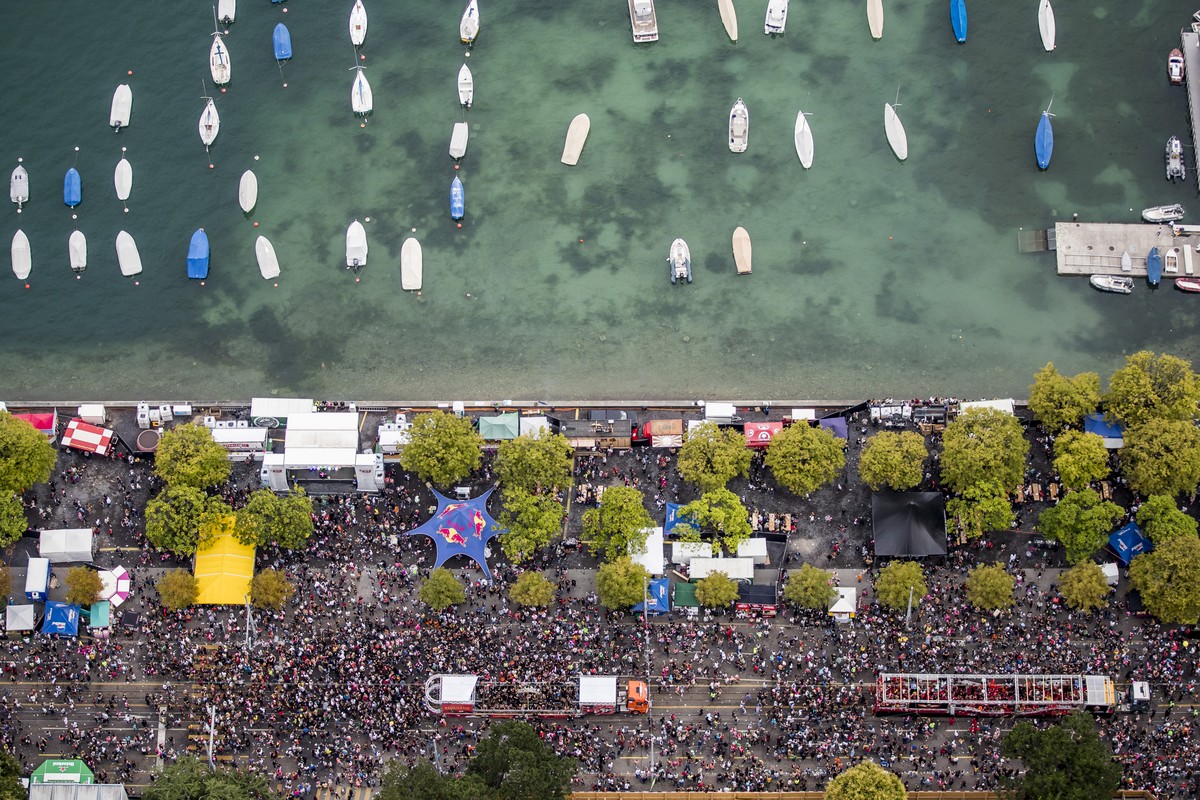 ARCHIVBILD -- ALS VORSCHAU ZUR ZUERCHER STREET PARADE AM SAMSTAG, 10. AUGUST 2019, STELLEN WIR IHNEN FOLGENDES BILDMATERIAL ZUR VERFUEGUNG -- Aerial view of the annual technoparade "Street Parade ...