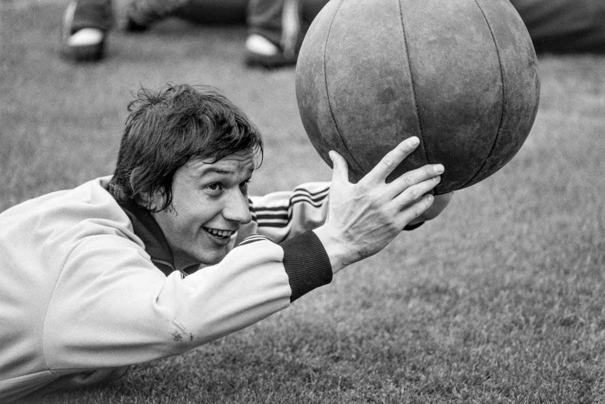 Peter Risi, FC Zuerich, aufgenommen im Juli 1975 mit einem Medizinball im Training in Zuerich. (KEYSTONE/PHOTOPRESS-ARCHIV/Str)