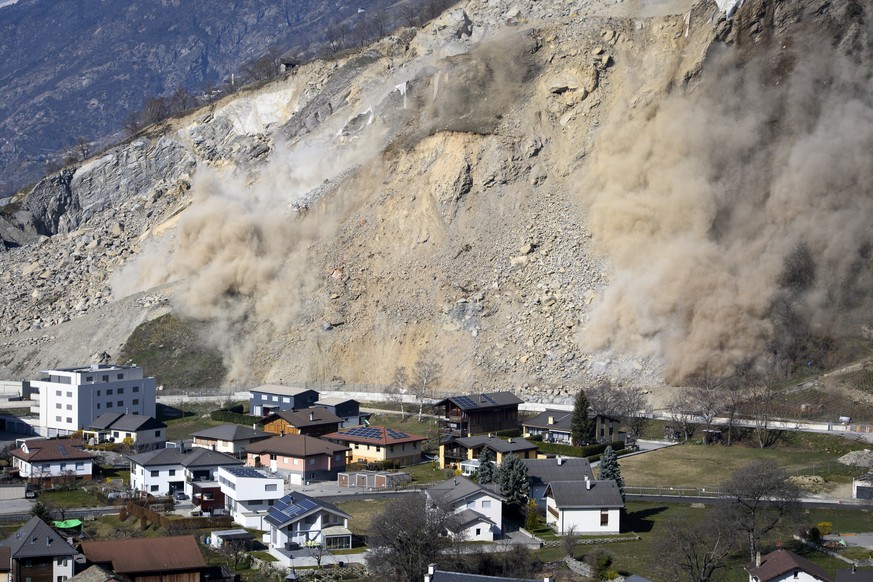 Le dynamitage des rochers effectue en dessus de maison d&#039;habitation dans la carriere de Rarogne-Niedergesteln ce mercredi 10 mars 2021 a Raron. Suites a plusieurs eboulements fin janvier dernier  ...