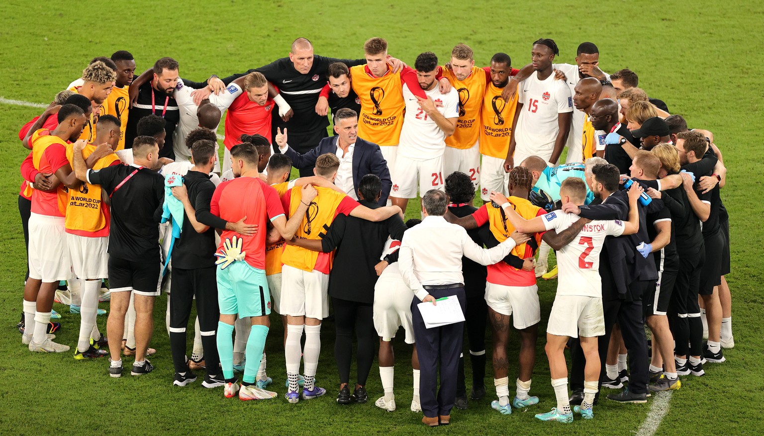 epa10323819 Head coach John Herdman (C) of Canada talks to his players at the end of the FIFA World Cup 2022 group F soccer match between Belgium and Canada at Ahmad bin Ali Stadium in Doha, Qatar, 23 ...