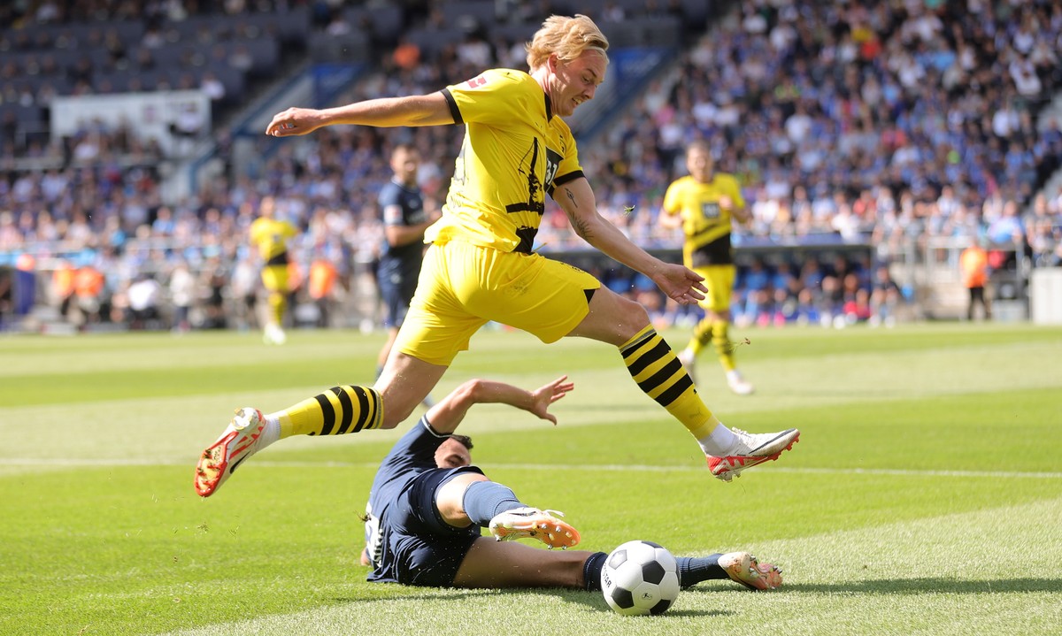 epa10821459 Dortmund's Julian Brandt (L) in action against Bochum's Erhan Masovic (R) during the German Bundesliga soccer match between VfL Bochum and Borussia Dortmund in Bochum, Germany, 2 ...