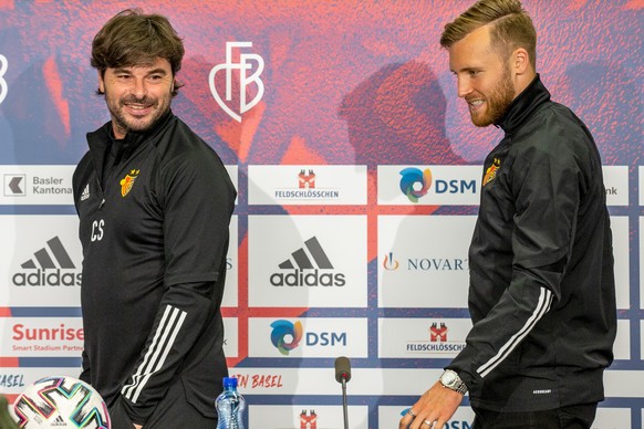 Der Basler Trainer Ciriaco Sforza, links, und der Basler Silvan Widmer, rechts, verlassen die Medienkonferenz am Mittwoch, 30. September 2020 vor dem UEFA Cup Qualifikationsspiel zwischen dem FC Basel ...