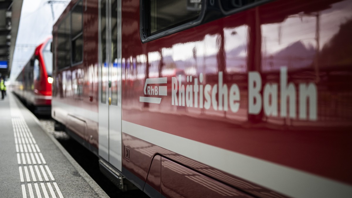 Logo der RHB, aufgenommen bei einem Medienrundgang durch die Baustelle des Gesamtprojektes zur Erneuerung des Bahnhof Landquart der rhaetischen Bahn RHB, am Freitag, 10. April 2026, in Landquart. Die  ...