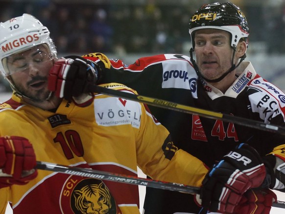 Fribourgs Shawn Heins schlaegt Langnaus Pascal Pelletier ins Gesicht im Meisterschaftsspiel der National League A zwischen dem HC Fribourg-Gotteron und den SCL Tigers am Samstag, 26. Januar 2013 in de ...