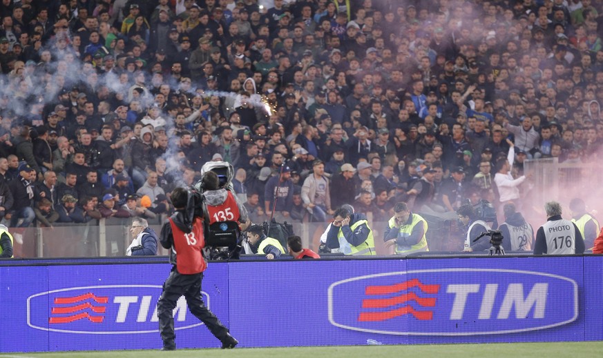 Im Stadion verhinderten die Napoli-Fans den Anpfiff. Erst rund 40 Minuten später konnte die Partie angepfiffen werden.