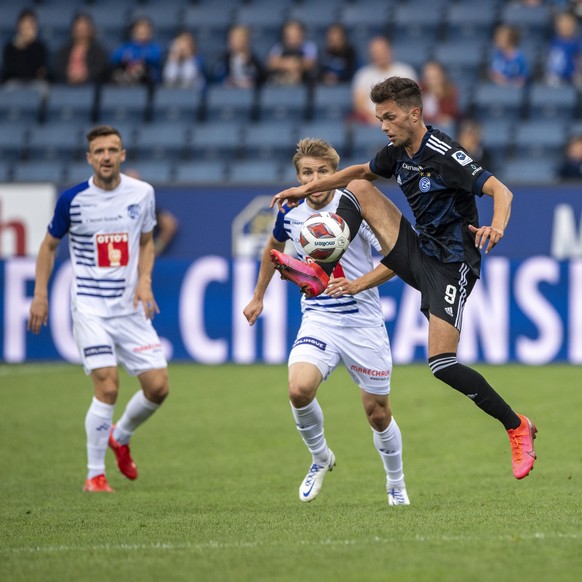 Shkelqin Demhasaj, mitte vorne, von GC im Spiel gegen Martin Frydek, mitte hinten, von Luzern beim Super League Meisterschaftsspiel zwischen dem FC Luzern und den Grasshoppers Zuerich vom Samstag, 11. ...