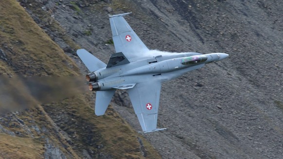 Ein Kampfflugzeug der Schweizer Luftwaffe vom Typ McDonnell Douglas FA-18C Hornet mit der Kennung J-5018 bei einer Leistungsdemonstration Solo-Display auf der Axalp. Flugvorführungen der Schweizer Luf ...