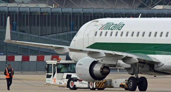 epa05928786 An Italian airline &#039;Alitalia&#039; plane is pushed back on the tarmac of Fiumicino&#039;s Leonardo da Vinci International airport, near Rome, 26 April 2017. Italian Prime Minister Pao ...