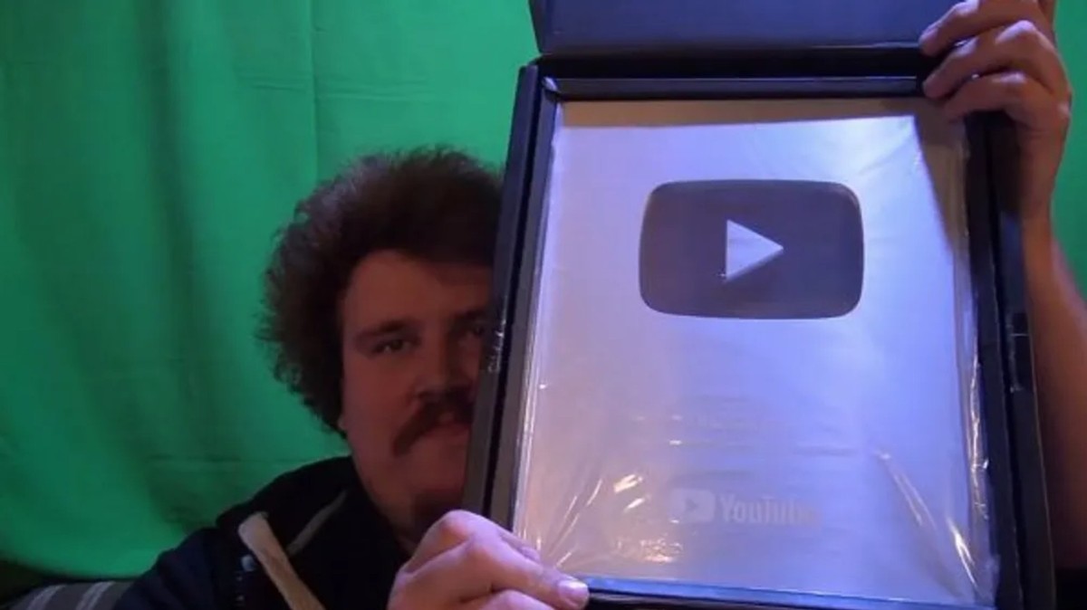 Trophäe: Für 100.000 Abonnenten erhielt "Drachenlord" Rainer Winkler den "Play Button" in Silber von YouTube. Er wurde auch gestohlen, sagt Winkler.