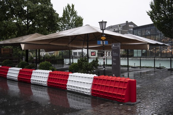 Schutzbauten gegen Hochwasser sollen die Aare zurueckhalten, am Dienstag, 13. Juli 2021, in Thun. Der Pegel des Thunersees liegt nur noch wenige Zentimeter unter der Schadensgrenze. (KEYSTONE/Peter Sc ...