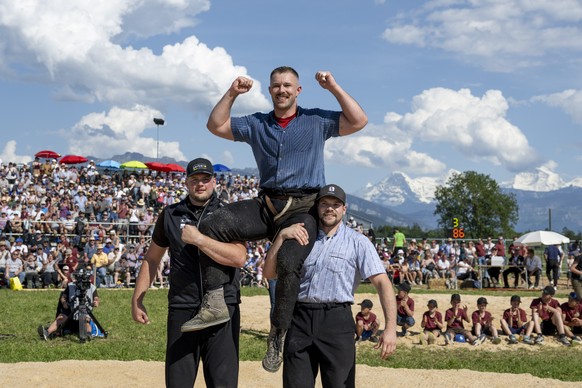 KEYPIX - CORRECTS CAPTION REFERENCE AND OBJECT NAME - Fabian Staudenmann gewinnt gegen David Scheuner im Schlussgang am Mittellaendischen Schwingfest, am Samstag, 31. Mai 2025, in Uetendorf. (KEYSTONE ...