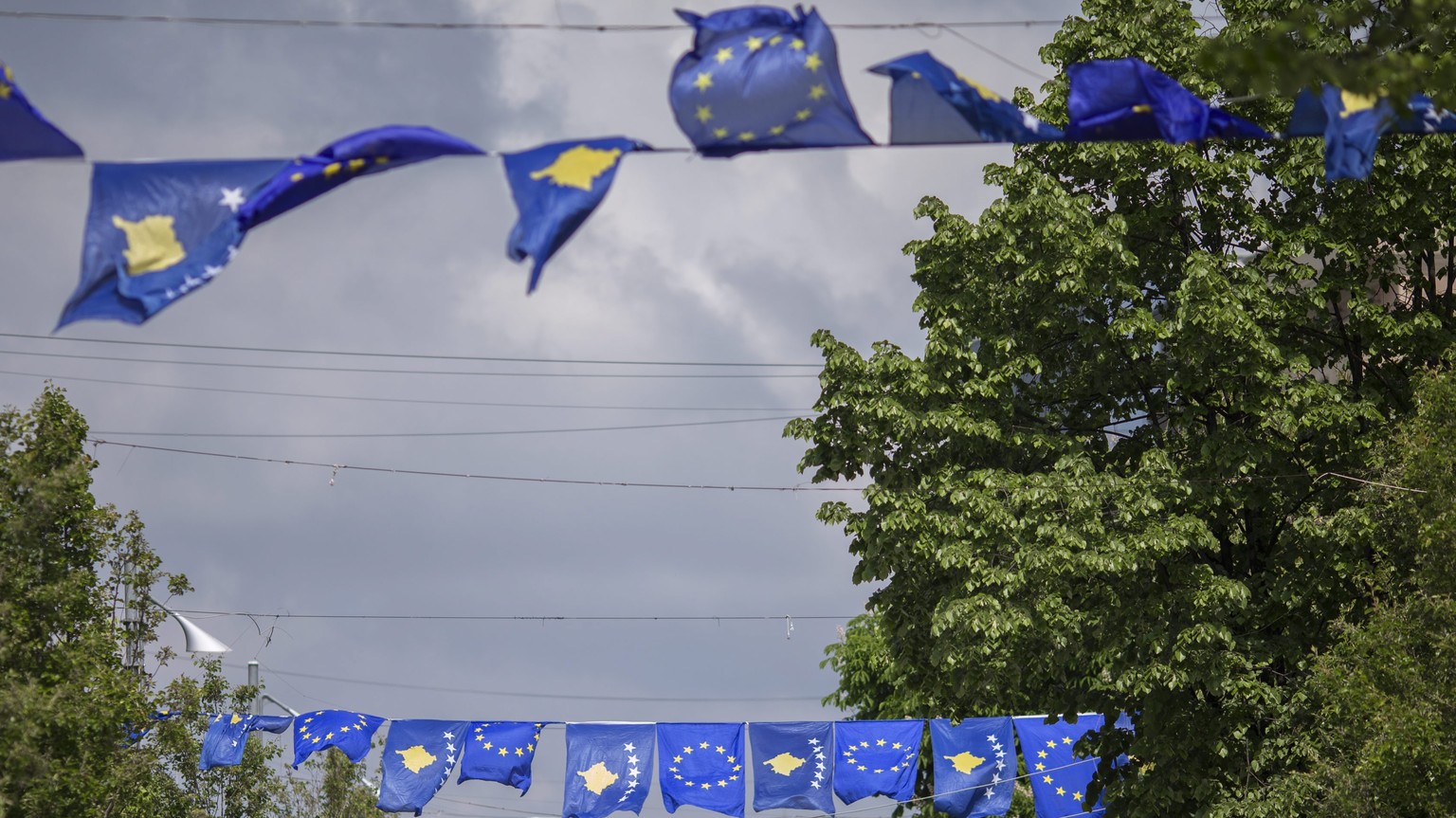 epa05290759 Kosovar citizens walk in the &#039;Mother Teresa&#039; square decorated with Kosovo and EU flags in Pristina, Kosovo, 05 May 2016. The European Commission has proposed in Brussels on 03 Ma ...