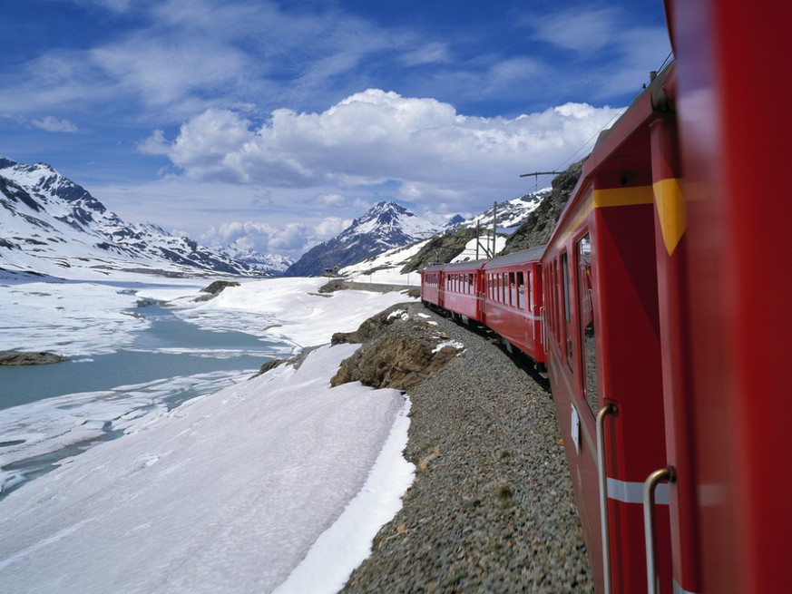 Keine Durchfahrt: Wegen starken Schneefalls ist die Berninalinie der Rhätischen Bahn (RhB) zwischen Pontresina GR und Poschiavo GR am Sonntagmorgen gesperrt worden. (Archivbild)