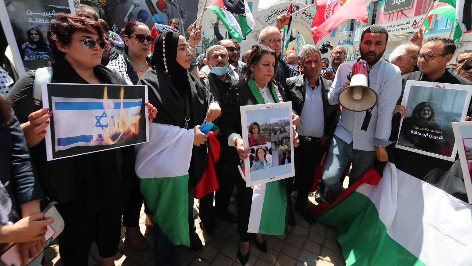 epa09940046 Tunisian journalists protest against the killing of Al Jazeera journalist Shireen Abu Akleh in front of the National Syndicate of Tunisian Journalists Headquarters in Tunis, Tunisia, 11 Ma ...