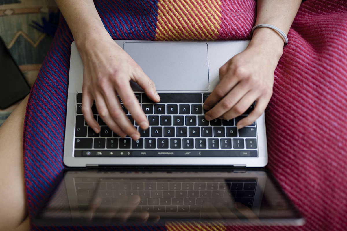Symbolfoto zum Thema Homeoffice : Eine Frau arbeitet an einem Laptop von zu Hause aus, in Berlin. 03.04.2020. Berlin Deutschland *** Symbolic photo on the subject of home office A woman working on a l ...