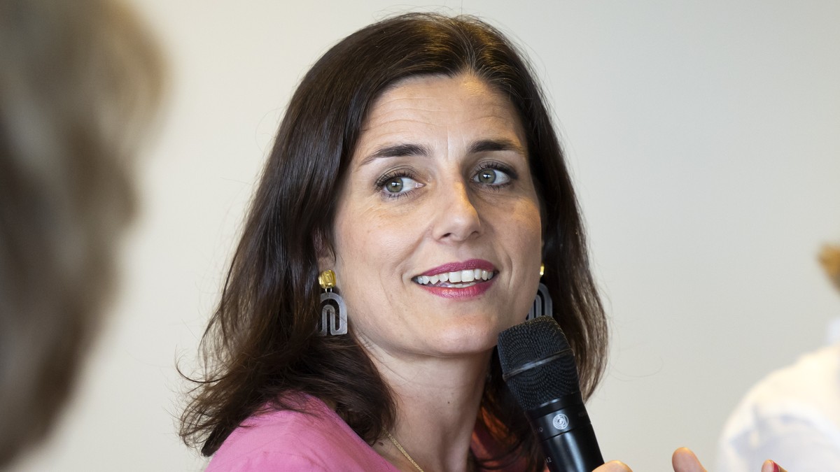 Staenderatskandidatin Flavia Wasserfallen, SP-BE, spricht waehrend einer Podiumsdiskussion mit 6 Berner Nationalrats- und Staenderatskandidatinnen, am Mittwoch, 9. August, 2023 in Bern. Das Podium wur ...