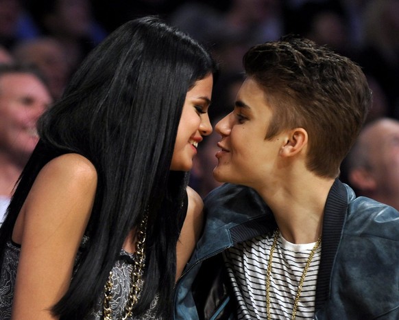 Ist es bald wieder so weit? Selena Gomez und Justin Bieber an einem NBA-Spiel in Los Angeles, 2012.<br data-editable="remove">