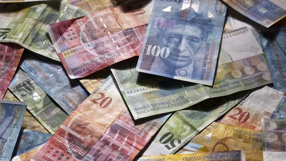 Swiss bank notes, pictured on July 14, 2011. (KEYSTONE/Martin Ruetschi)